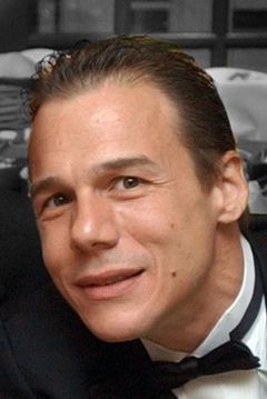 Tony Tedeschi interpreta New Year's Eve Young Stud