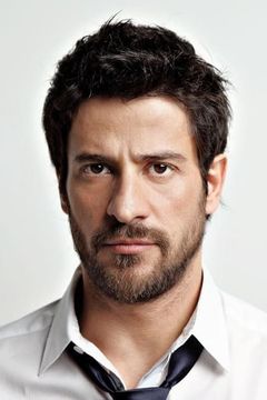 Alexis Georgoulis interpreta Spiros Halikiopoulos