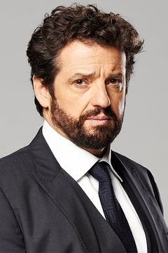 Louis Ferreira interpreta Detective Oscar Vega
