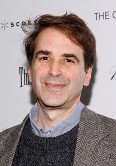 Robert Kaplow interpreta Radio Announcer