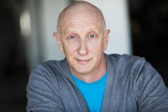 Barry Finkel interpreta T.V. Writer