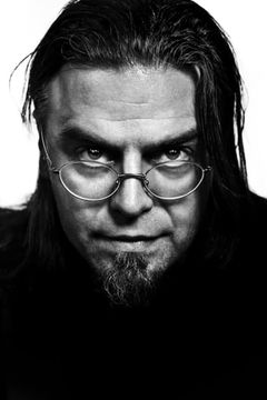 Digger Mesch interpreta Detective Endera