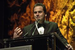 Matt Savage interpreta Tournament Director
