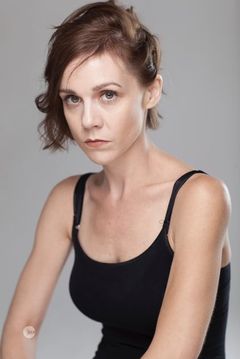 Erin Elizabeth Burns interpreta Denise