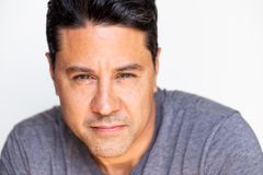Justin Huen interpreta Gardener