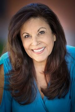 Deborah Chavez interpreta Elena