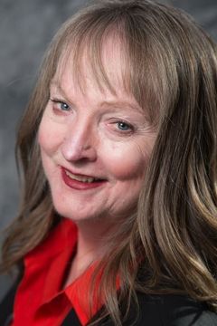 Heather Lea MacCallum interpreta Landlady