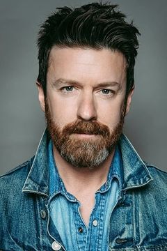 David Quinlan interpreta John