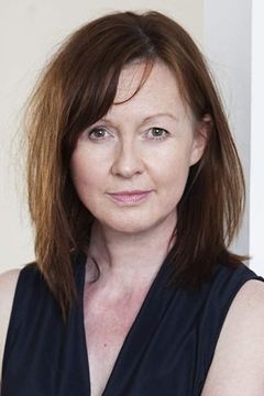 Julia Ford interpreta Sally
