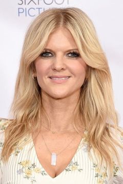 Arden Myrin interpreta Darcy's Assistant