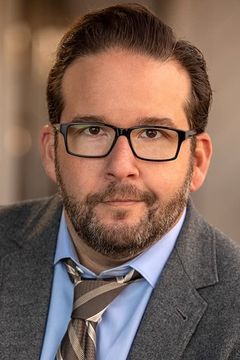 Jon Levine interpreta Lawrence