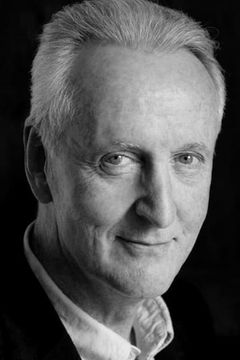 Hugh Fraser interpreta Officer