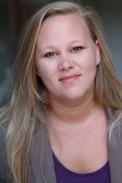 Lindsey Moser interpreta Mini Mart Cashier