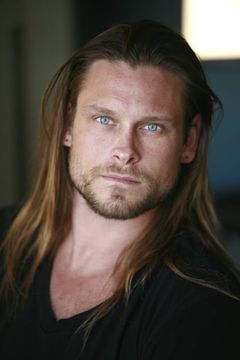 Trenton Rostedt interpreta Thor