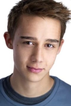 Austin Cope interpreta High School Student (segment