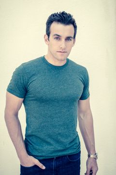 Matthew Ziff interpreta Drew