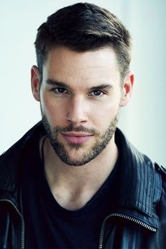 Paul Luebke interpreta Jay Davis