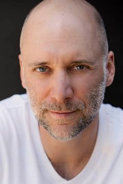 Carlo Mestroni interpreta Reporter #2 (Vancouver)