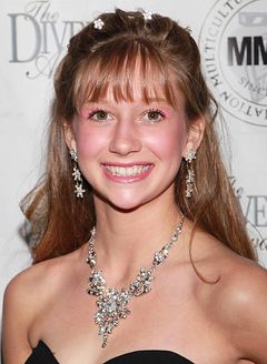 Abigail Schrader interpreta Trish