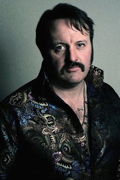 Mike Bubbins interpreta Tony