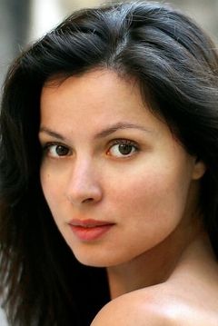 Marina Eva interpreta Leo's Girlfriend