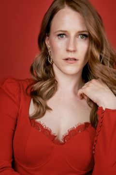 Molly Jobe interpreta CBS Receptionist