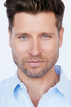Damon Runyan interpreta Jesper Nix