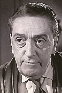 Gage Clarke interpreta Rev. Bosworth