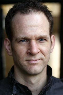 Edward Wolstenholme interpreta Trench Officer - British