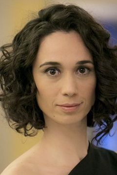 Thiare Maia interpreta Elvira