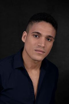 Joshua Riley interpreta Freddie