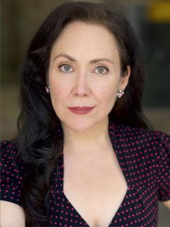 Kathleen Hogan interpreta Betsy