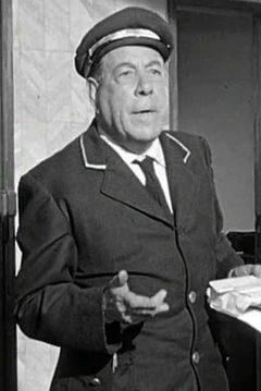 Aristide Catoni interpreta Hotel Receptionist (uncredited)