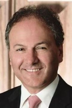 Ronald A. DiNicola interpreta Prosecutor