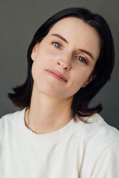 Andrea Grant interpreta Evelyn McTavish