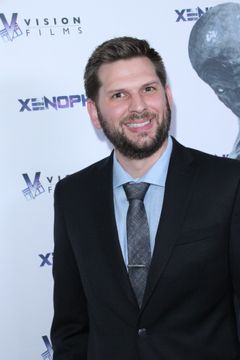 Alan Maxson interpreta King Ghidorah (mo-cap)