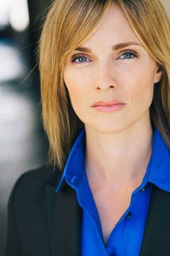 Lori Rom interpreta June