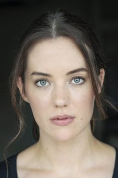 Malone Thomas interpreta Caroline Spencer