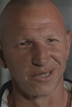 Robert Tessier interpreta Levi Calhoun