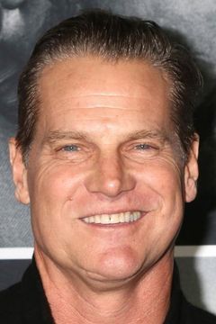 Brian Van Holt interpreta Bobby Cobb