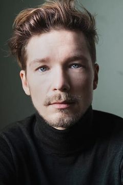 Jacob Matschenz interpreta Fritz Höckert / Richard Pechtmann