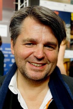 Rüdiger Suchsland interpreta Self - Narrator (voice)