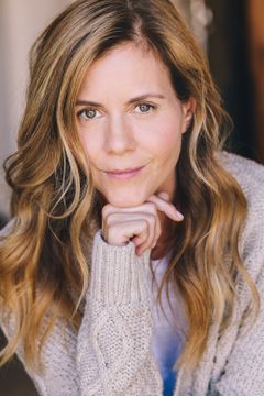 Christie Lynn Smith interpreta Deardra Farnum