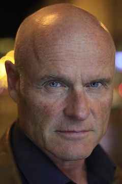 Richard Zeman interpreta Lou Murphy
