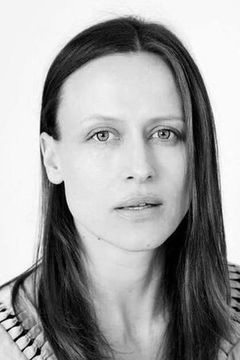 Keeley Forsyth interpreta Allison, Alfie's Maid