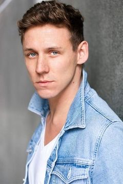 Ashley Lloyd interpreta Zak