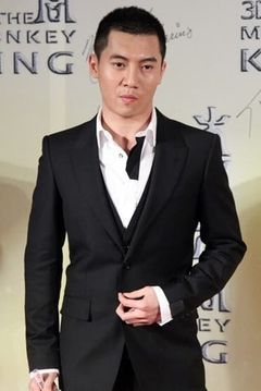 Calvin Cheng interpreta Zhou Guang Yao