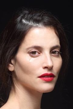 Renana Raz interpreta Israeli Woman Watching TV