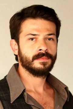 Ahmet Tansu Taşanlar interpreta Azat Şadoğlu