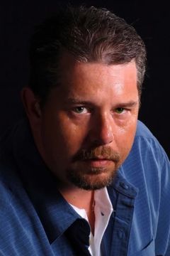 Mark Long interpreta Noaks